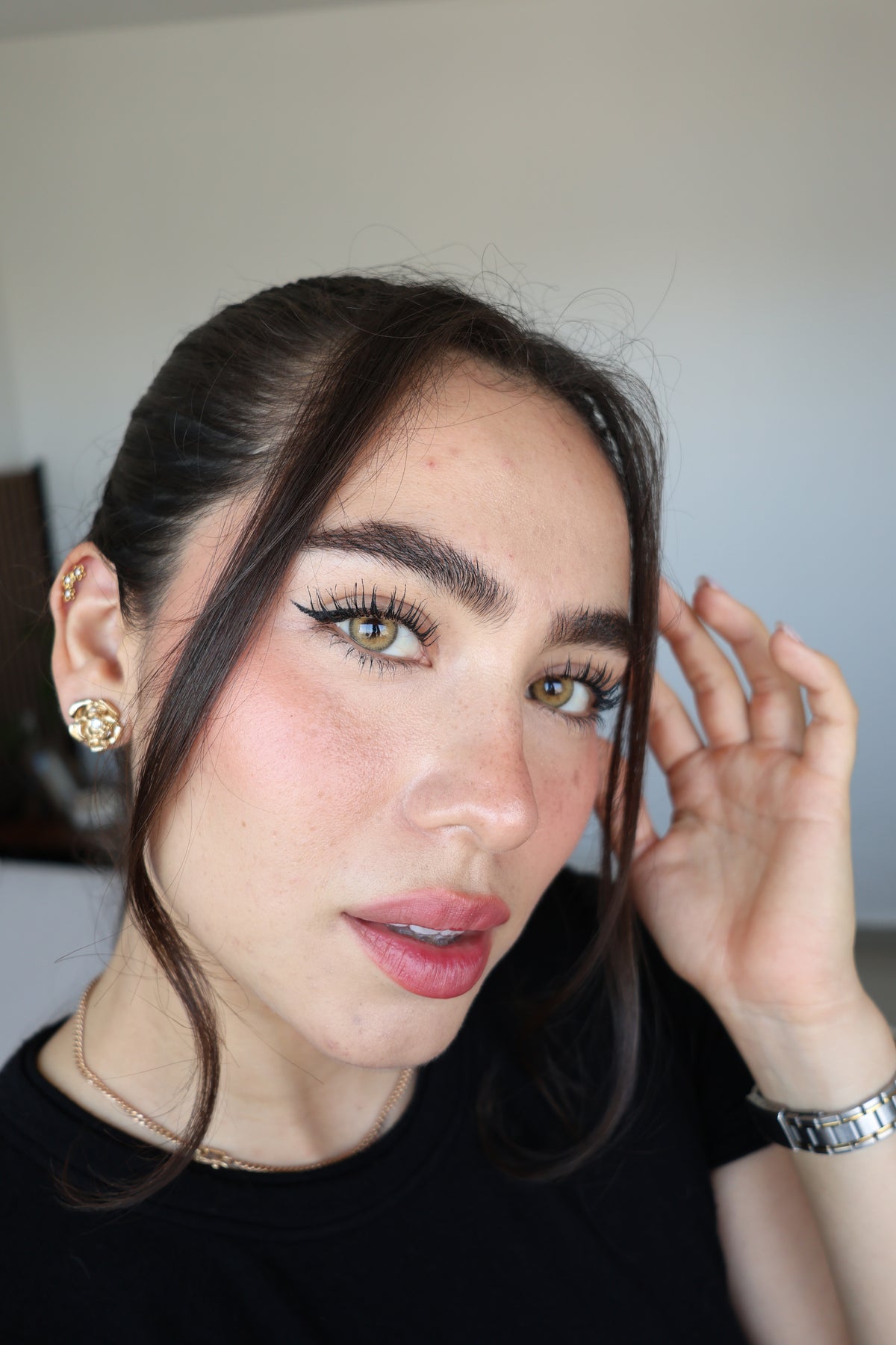 Lentes de contacto QRISTALINO COFFE MIEL (tono miel / avellana) puestos en modelo – foto 1