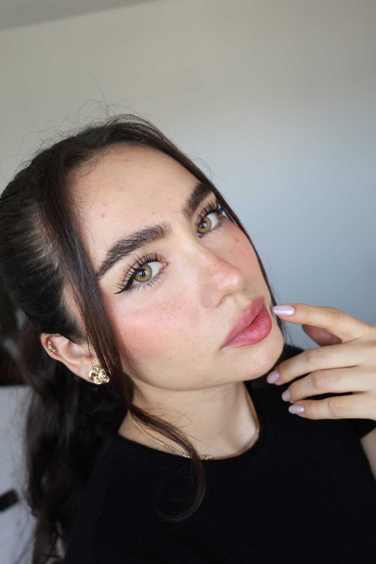 Lentes de contacto QRISTALINO COFFE MIEL (tono miel / avellana) puestos en modelo – foto 2