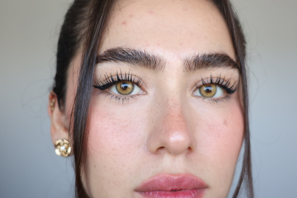 Lentes de contacto QRISTALINO COFFE MIEL (tono miel / avellana) puestos en modelo – foto 3
