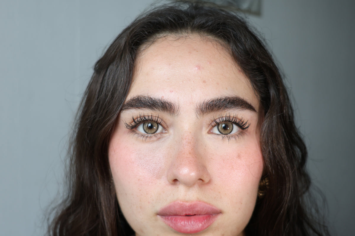 Lentes de contacto QRISTALINO D BROWN (tono marrón) puestos en modelo – foto 3