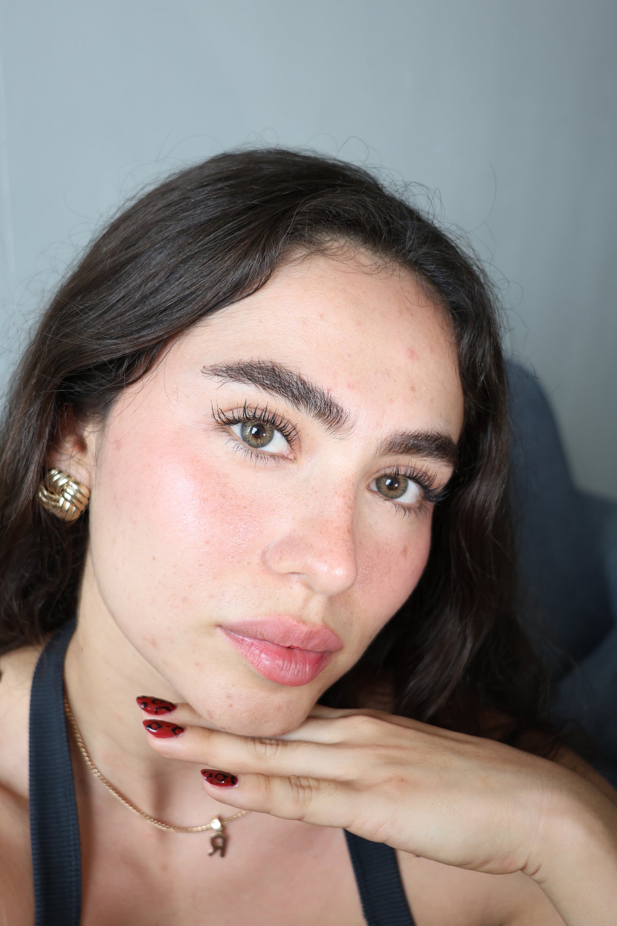 Lentes de contacto QRISTALINO DNA TAYLOR BROWN HAZEL (tono marrón avellana) puestos en modelo – foto 1