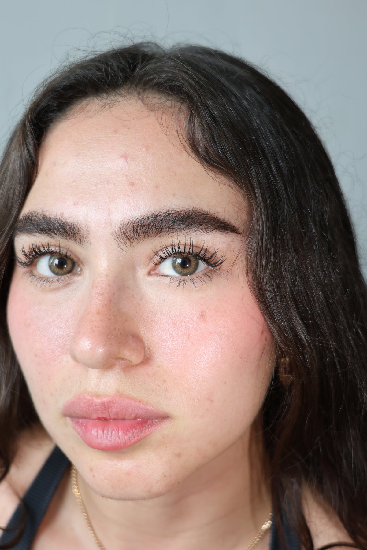 Lentes de contacto QRISTALINO DNA TAYLOR BROWN HAZEL (tono marrón avellana) puestos en modelo – foto 2