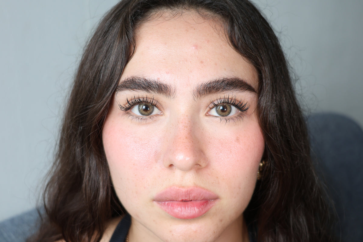 Lentes de contacto QRISTALINO DNA TAYLOR BROWN HAZEL (tono marrón avellana) puestos en modelo – foto 3