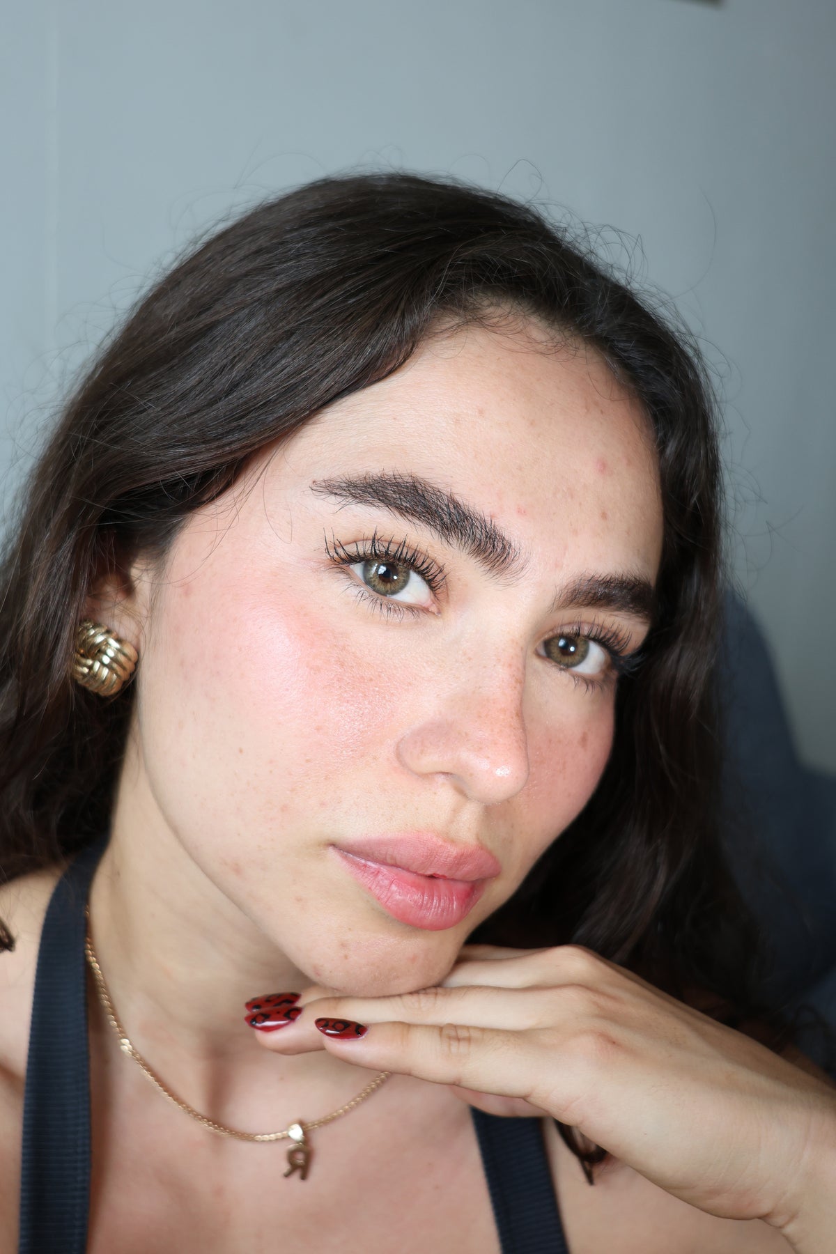 Lentes de contacto QRISTALINO DNA TAYLOR BROWN HAZEL (tono marrón avellana) puestos en modelo – foto 4