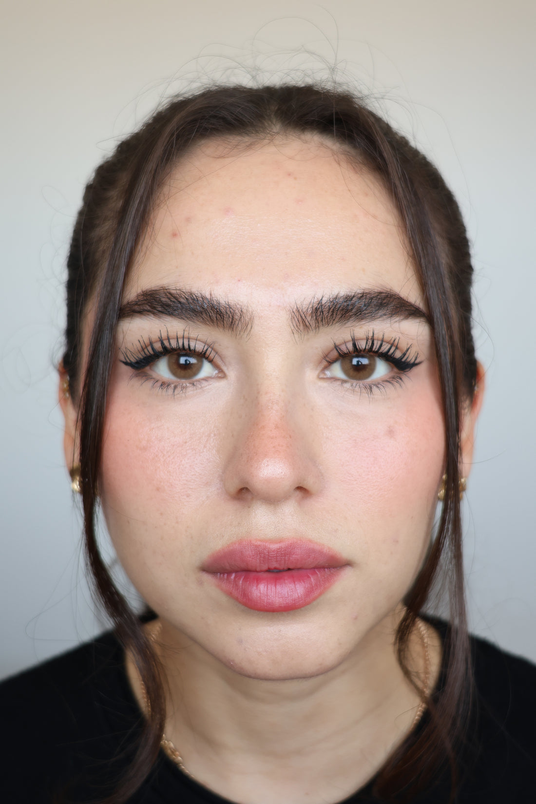Lentes de contacto QRISTALINO AVELA (tono miel / avellana) puestos en modelo – foto 1