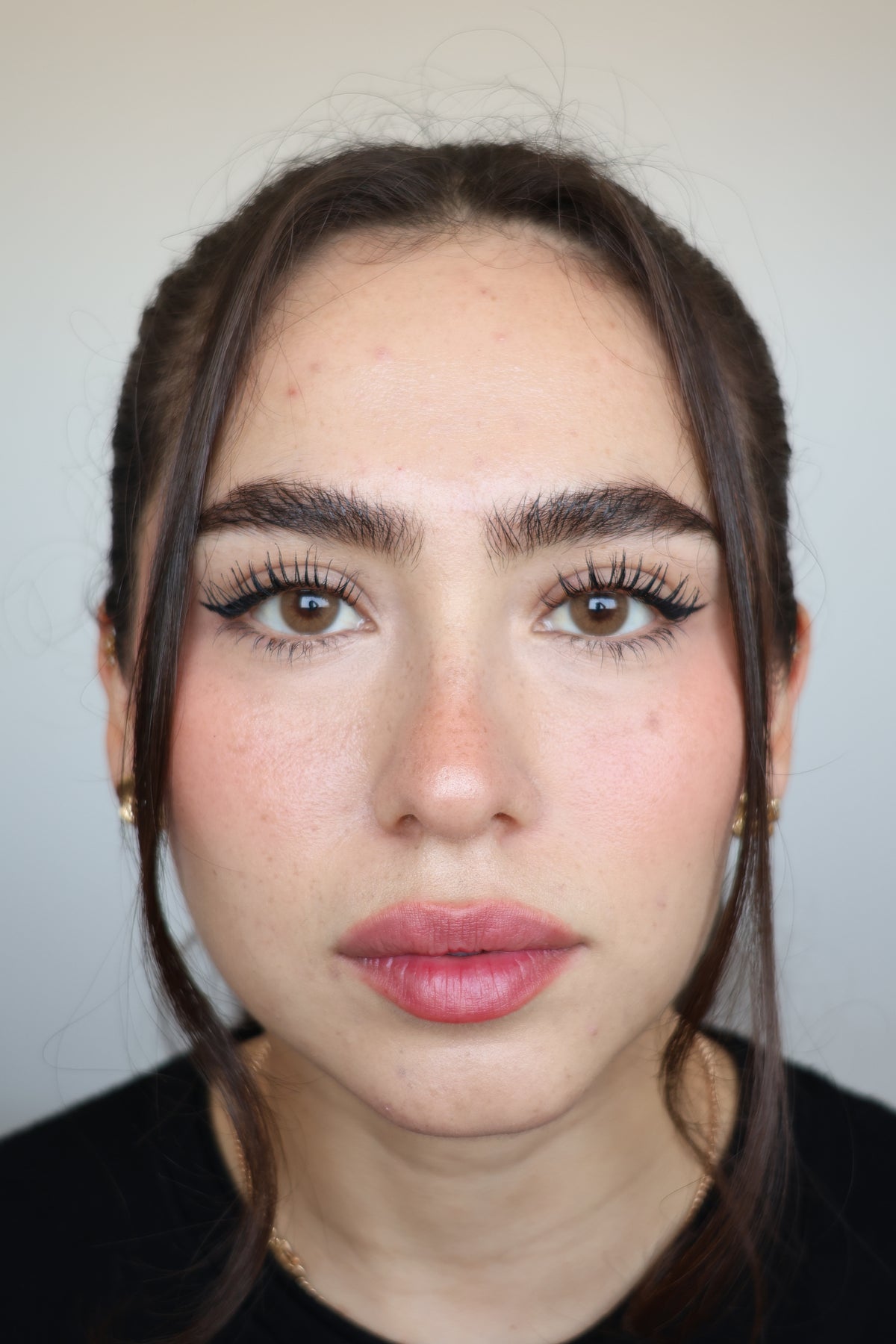 Lentes de contacto QRISTALINO AVELA (tono miel / avellana) puestos en modelo – foto 1