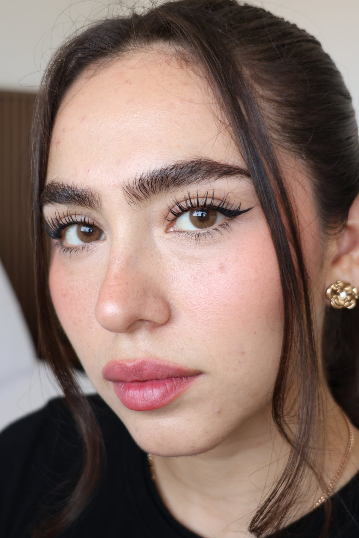 Lentes de contacto QRISTALINO AVELA (tono miel / avellana) puestos en modelo – foto 2