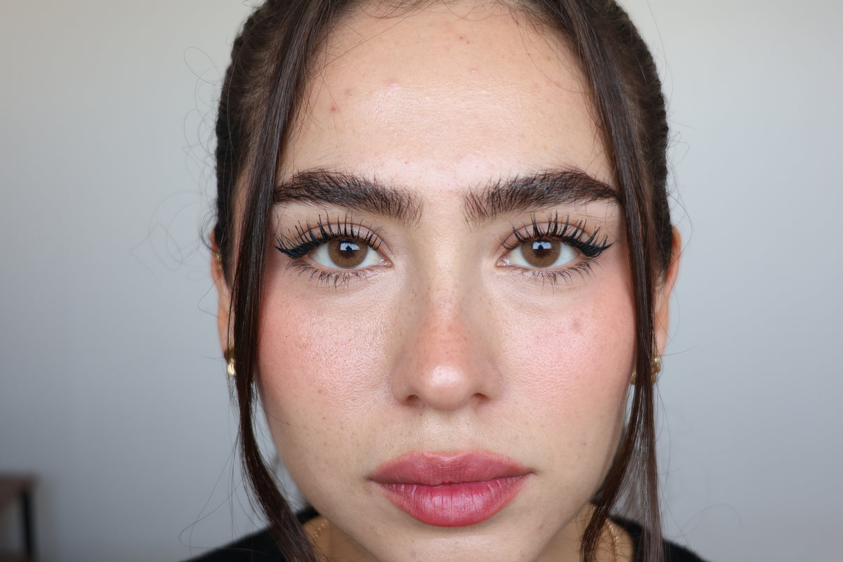 Lentes de contacto QRISTALINO AVELA (tono miel / avellana) puestos en modelo – foto 3