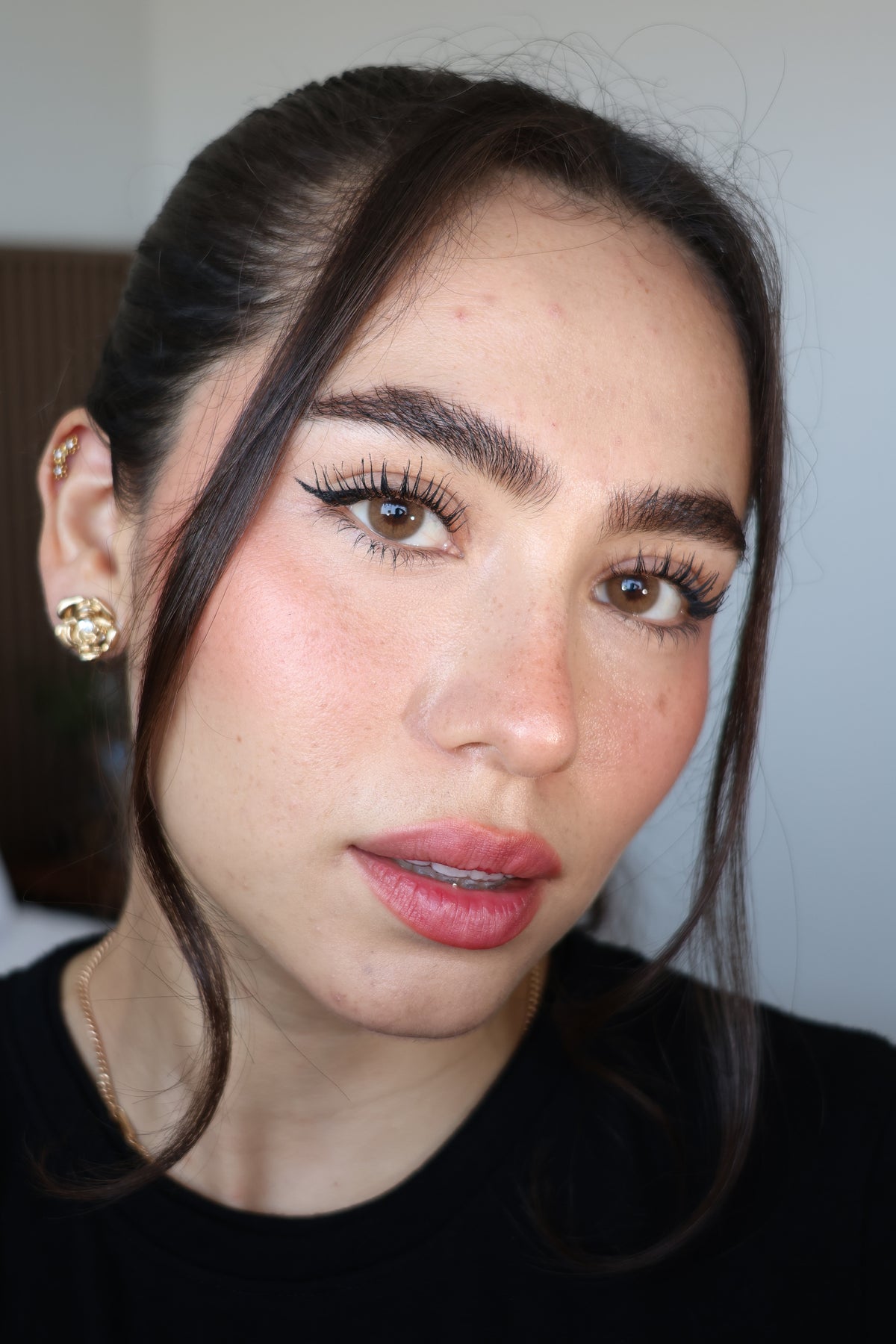Lentes de contacto QRISTALINO AVELA (tono miel / avellana) puestos en modelo – foto 4