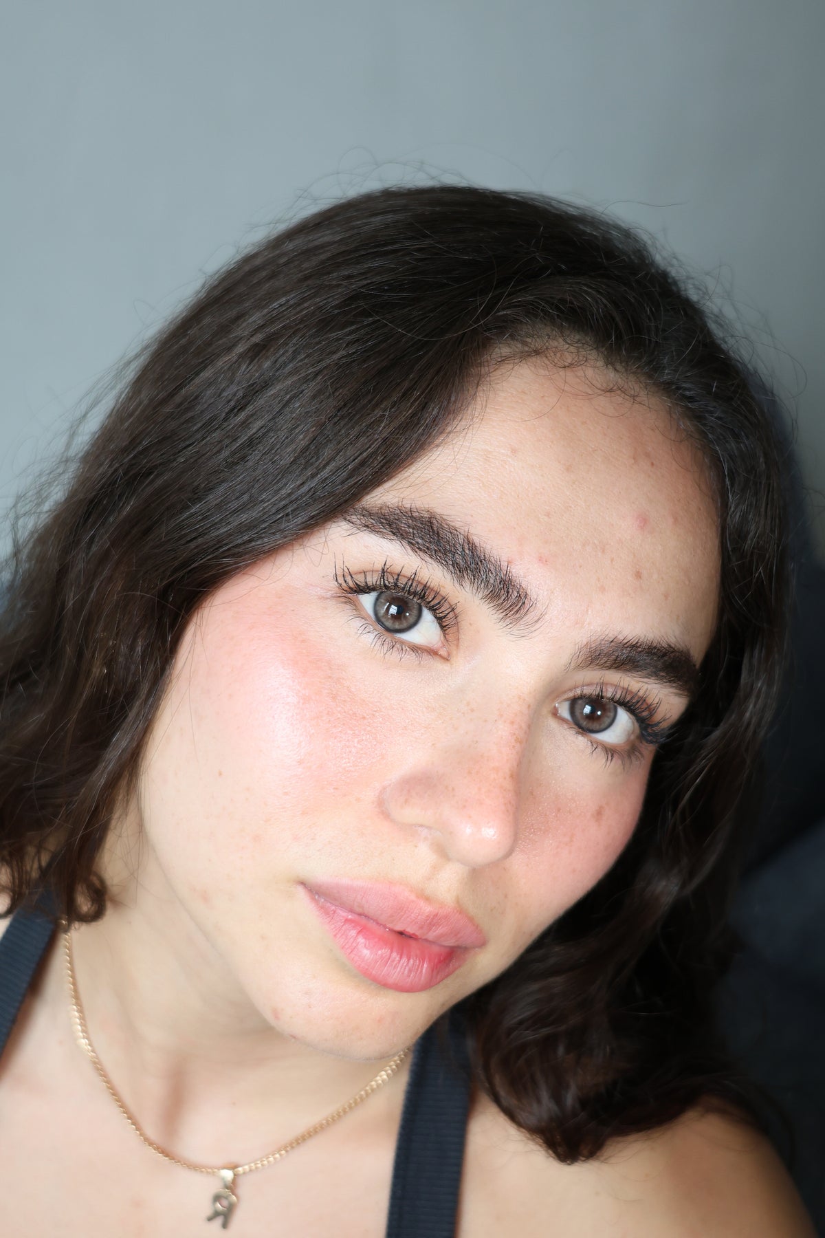 Lentes de contacto QRISTALINO P GRAY (tono gris) puestos en modelo – foto 1
