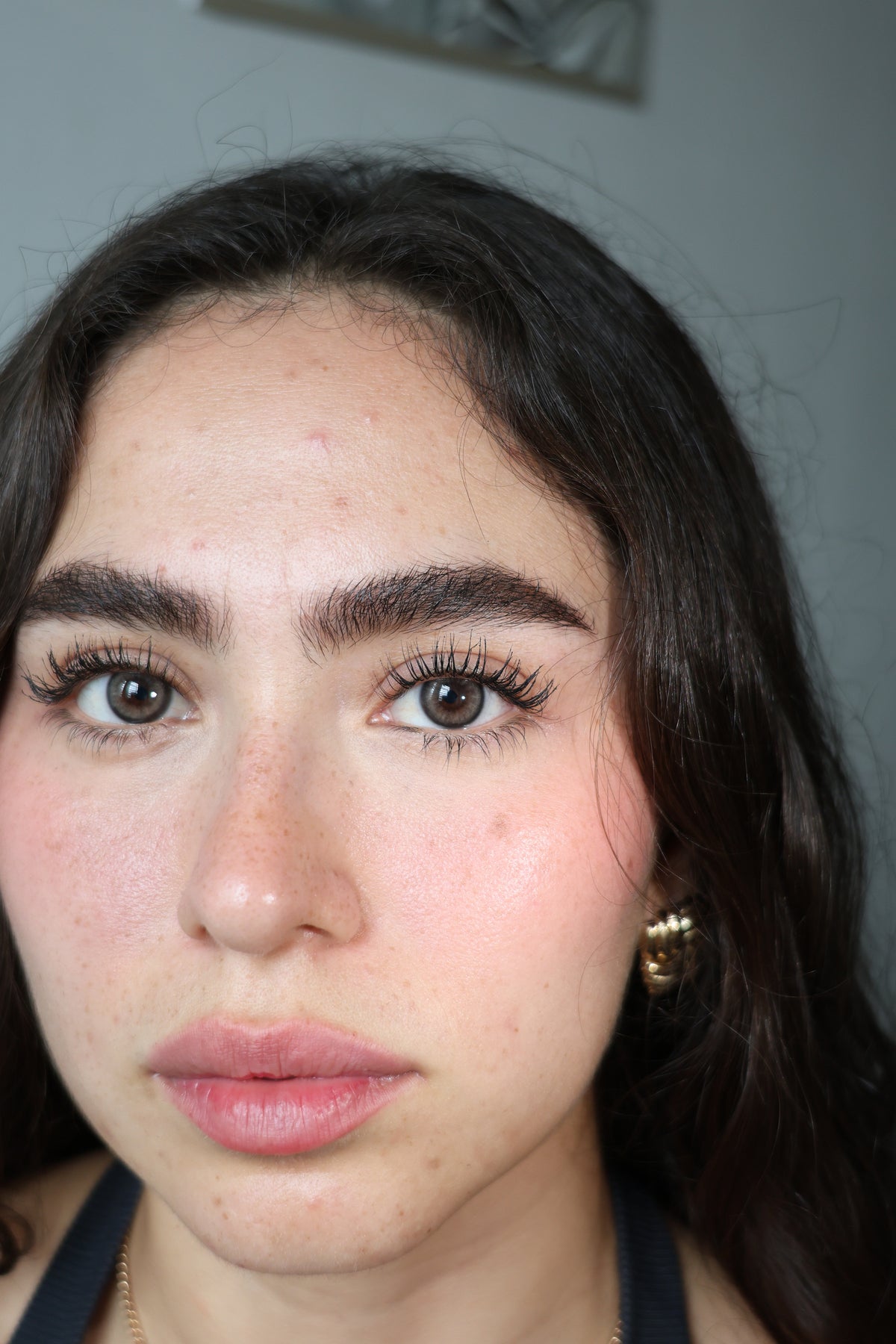 Lentes de contacto QRISTALINO P GRAY (tono gris) puestos en modelo – foto 3