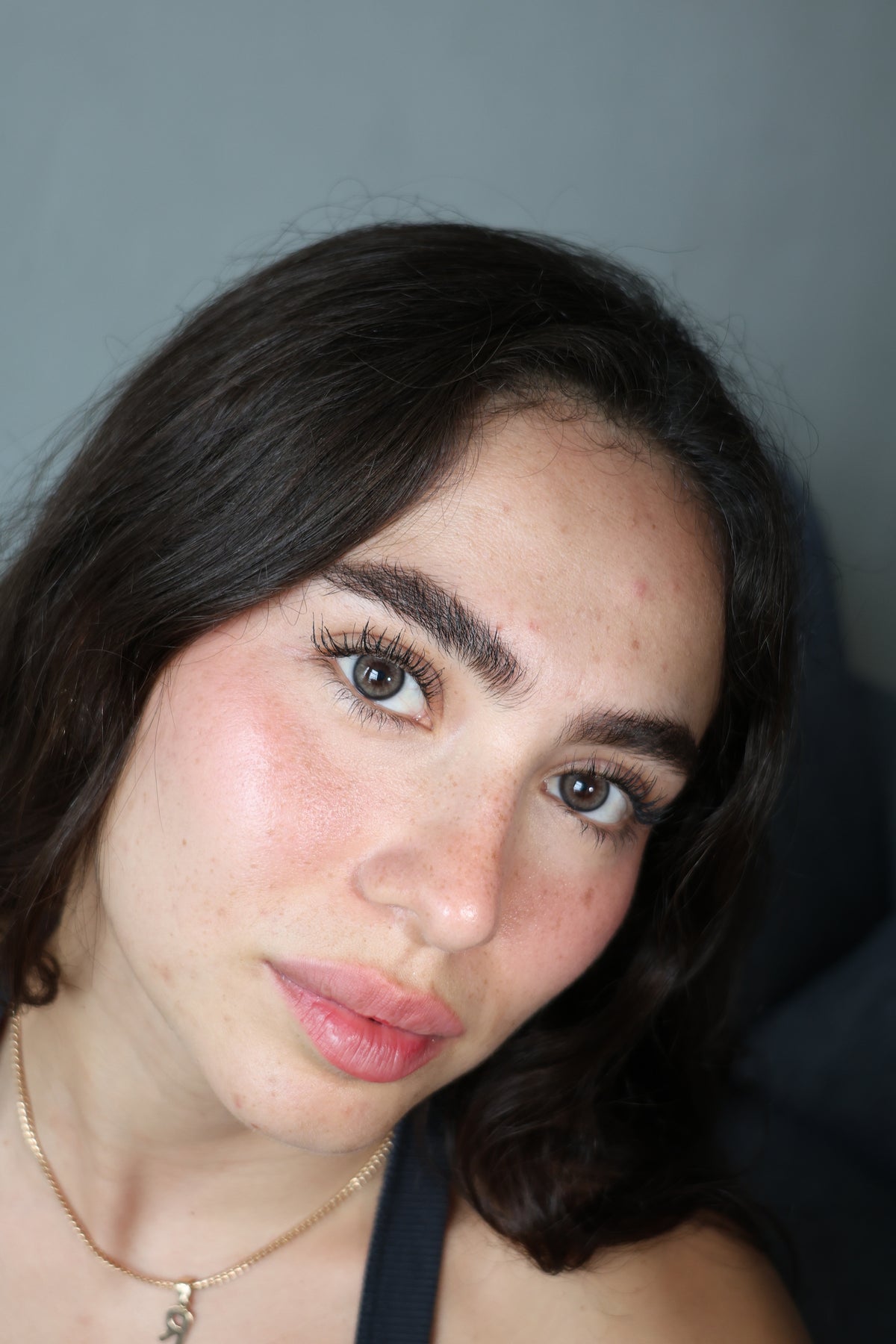 Lentes de contacto QRISTALINO P GRAY (tono gris) puestos en modelo – foto 4