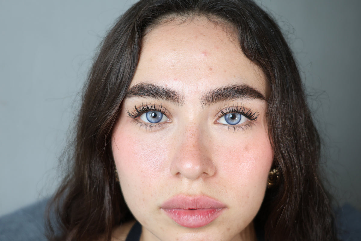 Lentes de contacto QRISTALINO Violet (tono azul) puestos en modelo – foto 1
