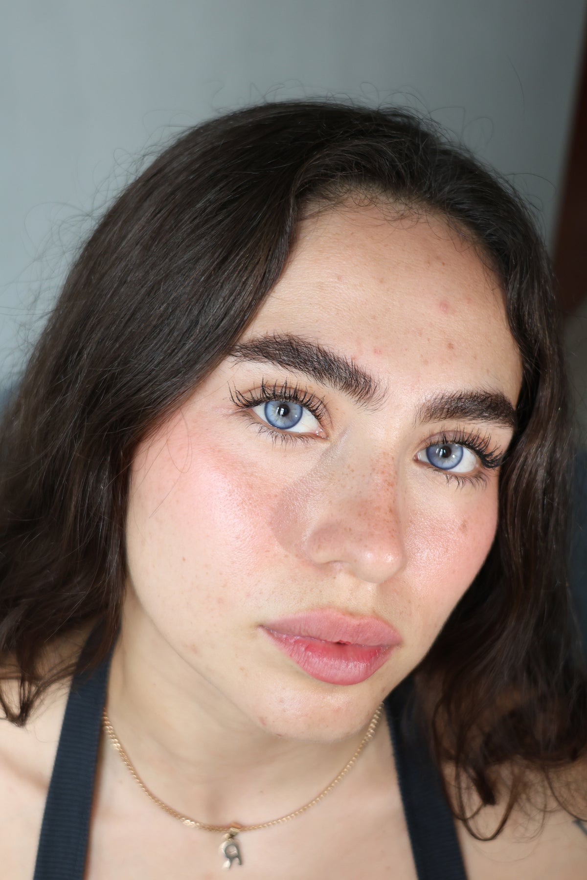 Lentes de contacto QRISTALINO Violet (tono azul) puestos en modelo – foto 2