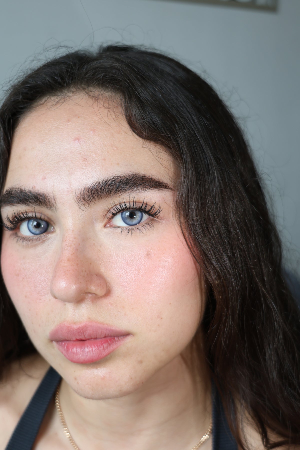 Lentes de contacto QRISTALINO Violet (tono azul) puestos en modelo – foto 3